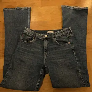 Lågmidjade blåa jeans från gina (ljuset på första får dem att se mörkare ut) 🩷 Inga defekter. Använd gärna köp nu eller skriv om du har fler frågor🥰 str 36