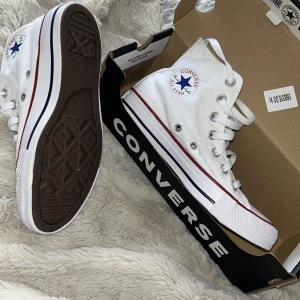 Converce skor  - HELT OANVÄNDA vita converce i storlek 36,5 (har storlek 37 men dom är lite stora i storleken) Säljer för att jag inte tyckte dom passade mig  Frågor här på Plick eller på insta: 1tindraaa ☺️