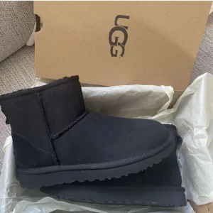 Uggs - Intressekoll på mina svarta uggs. Väldigt bra skick! Pris kan diskuteras vid snabbaffär🫶🏼