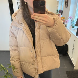 Beige vinterjacka  - Beige puffvinterjacka, varm och i fint skick! 🎀