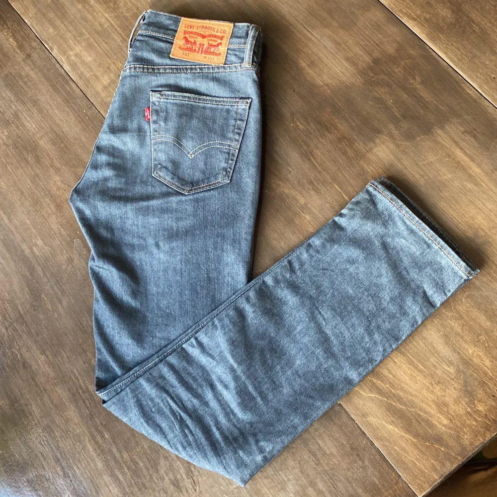 Säljer min riktigt fina levis jeans i toppskick! Den har en speciell marinblå/ grå färg som passar till allt. Tveka inte med att ställa frågor🤝 pris kan diskuteras vid snabb affär.. Jeans & Byxor.