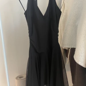 Suite Benedict klänning - Köpte i Italien i somras och har inte kommit till användning så så gott som ny🥰 nypris var ca 500kr