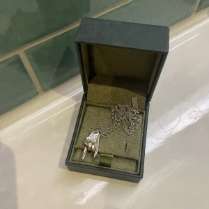 Maria nilsdotter halsband  - Säljer mitt superfina "rock on" halsband från Maria Nilsdotter. Halsbandet finns inte att köpa längre på deras hemsida och är väl omhendertaget och inte speciellt använt💗🤘 Inga skambud!!