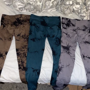 3 par scrunch leggings  - Bruna, gröna och gråa scrunch leggings från Shein storlek M. Väldigt bekväma och formar rumpan fint . 300kr vid köp av alla ❤️150 kr styck 