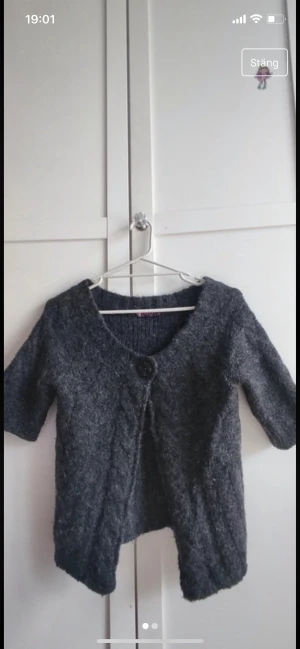 Trekvartsärmad kofta - Stickad trekvartsärmad kofta i storlek 38, sitter som en S.