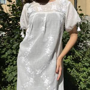 Vintage Dreamy Embroidered House Dress.  Romantic Cottage Core Style  Handmade with Tie Sleeves & Floral Embroidery  Model is 160cm (5”3) and generally fits XS/S.Very Good Condition.  100% Cotton 