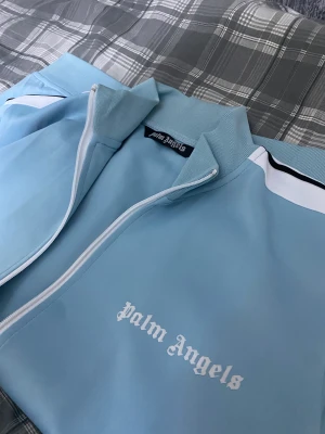 Palm angels kofta - Nyskick Palm angels kofta, Använt några ggr, baby blue är färgen. 