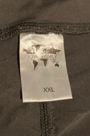 Tränings tights ICIW - Tränings tights. Andvända väldigt lite & rätt bra i stolek. 