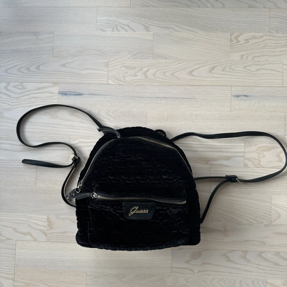 Begagnad Guess ryggsäck Svart sammet Ursprungligt pris 100€, ca 1200 sek. Väskor.