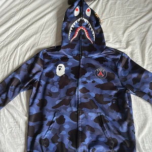 Bape X Psg - Säljer min bape x psg full zip då jag inte gillar bape zips. Den är använd Max 3 gånger. Tar emot byten