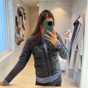 Tunn jacka från Mango - Såå himla gullig jacka från mango🥹🥹 super skick!! Så fina detaljer och passform!! Mango barn men passar mig perfekt som är en S! Skulle därför klassa det som en XS/S. Så fin nu till hösten/vintern