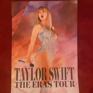 Säljer dessa posters från The eras tour filmen (bio) har 10 st som ej kommer till någon användning🩷