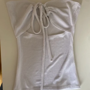 Topp - Vit topp. Går att knyta på många sätt. Aldrig använd. *Köparen står för frakt 