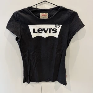T-shirt från Levis - Svart fin t-shirt ifrån levis med tryck fram🖤