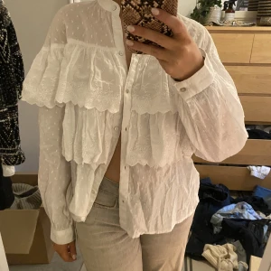 Zara Blus  - en vit zara blus med detaljer, köper står för frakten