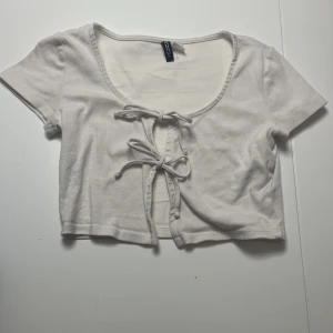 Vit tröja - Köpt på H&M  Bara använd 1 gång