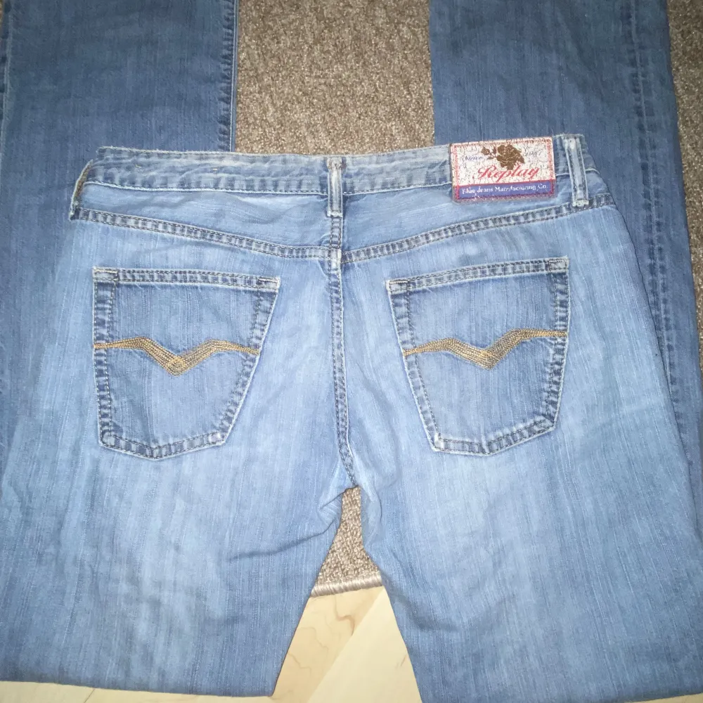 Jättesnygga jeans från replay, tyvärr för stora för mig. Lågmidjade, bootcut, jättefin wash.  Skriv för flera bilder Storlek W29 L32 Pris går att diskutera . Jeans & Byxor.