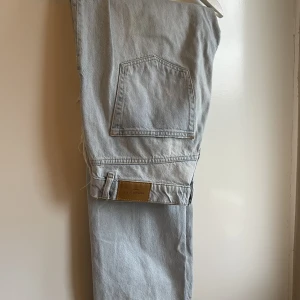 Jeans gina tricot - Raka ljusa jeans från gina tricot. Stl 42 och långa i benen
