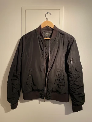 Svart bomberjacka  - Snygg lite pösig jacka 