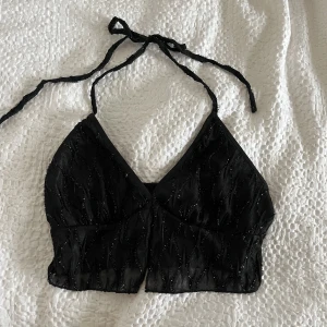Glittrig top - Superfin glittrig top till fest! Helt oanvänd, säljer då den inte kommer till användning. Är storlek S men passar absolut även M🖤