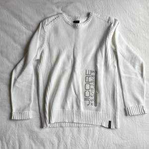 En ren vit stickad tröja från Jack & Jones i utmärkt skick. Denna är storlek S men passar även bra på någon som vanligtvis bär M . Den är tillverkad av mjuka material och har en fin textur. Den har en rund halsringning. Skriv för frågor och funderingar.
