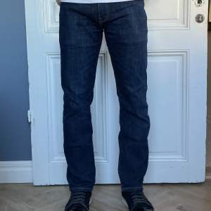 Mörblåa raka Levis jeans köpta i butik, San Diego. Modell 514, snarlik passform som 501or. Otroligt bra kvalité, som levis brukar vara. Bra skick. W29, L30.