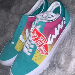 Vans skor - Säljer mina sprillans nya vans nu då ja inte har någon användning för dom. Helt oanvända, inte ens provade. Kartong och allting medföljer. Pris kan diskuteras vid snabb affär 