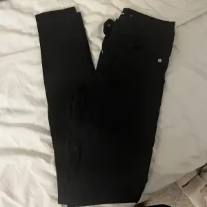Svarta byxor från bikbok i stretchigt material. De är tighta hela vägen ner. 