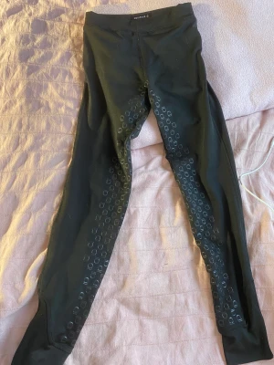 Ridbyxor/tights - Ridbyxor/tights. Aldrig använda, bara legat i garderoben. Från Equipage i storlek 152 men passar mig som är en xs. 