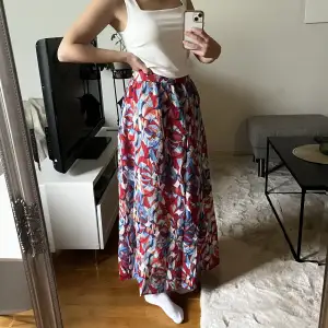 Lång kjol från Vero Moda i storlek S. Fint skick!