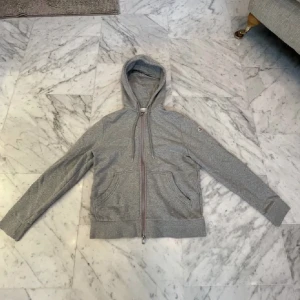 Moncler Zip Hoodie - Fin Moncler Zip hoodie, Storlek L men sitter som en S