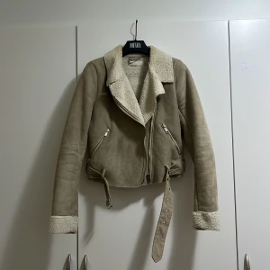 Mockajacka - Beige mockajacka med teddyfoder. Nypris 599:-