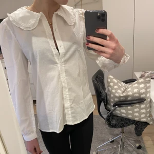 Skjorta  - Vit skjorta från mango, aldrig använd bara provad 💘 Kommer tyvärr inte till användning 🫶🏼