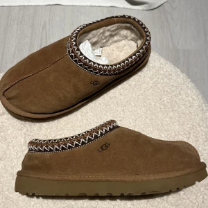 UGG Tasman Chestnut - Säljer mina mysiga och trendiga Ugg Tasman. Storlek 39. Använd fåtal gånger. 🤎🤎🤎 notera sulans defekt samt i skon. 
