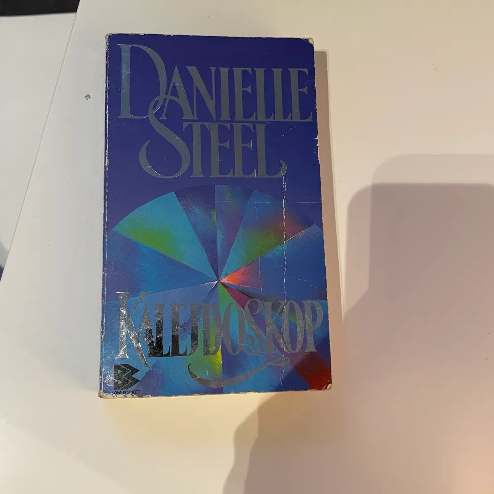 Pocket bok kalejdoskop-skriven av Danielle steel . Svensk text. Kan möta er i T-centralen utanför Åhléns . Övrigt.