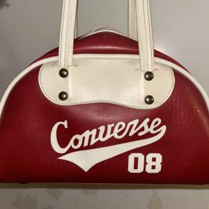 Cool unik converse väska. Säljer då den inte kommer till användning:) Kom gärna med prisförslag