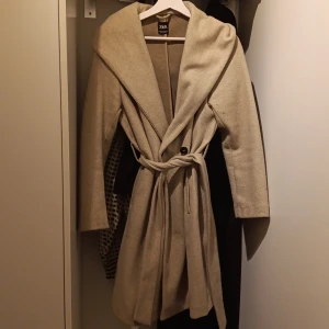 Höst kappa - Säljer en beige höstkappa från zara använts en del gånger men i fint skick