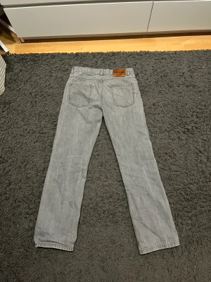 Gråa jeans  - Säljer mina gråa montén jeans, limited edtion så dom finns inte mer på monténs hemsida. Strl 30/30 i en rak modell. Passar på längden men är för tajta i midjan och låren. Jag är 180