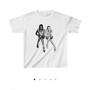 SÖKER ❤️‍🔥 - Söker denna sjukt fina t-shirt från In print we trust (st xs) , någon som har den och hade kunnat tänka sig att sälja 🙌🏼 Skriv till mig 💌