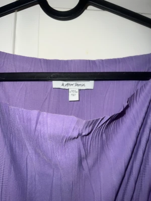 Lila långklänning & other stories  - Lila långklänning &OtherStories. Storlek 44, M. Oanvänd. 1200kr nypris. 