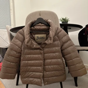 Herno jacka  - Jag säljer min oandvända herno jacka, den är i bra skick och andvänd en gång. Jag säljer den för att den är för liten på mig. 