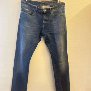 Hugo boss jeans - Riktigt snygga och bekväma jeans från Hugo boss, använda fåtal gånger så skicket på dessa är som nya🙌🏻 Tveka inte på att höra av dig vid minsta lilla fundering🤝🏻