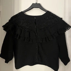 Stickad topp - Säljer nu denna supersöta stickade toppen/koftan. Nästintill helt ny, använd 1-2 gånger men säljer då den inte är min stil. Storlek S! 