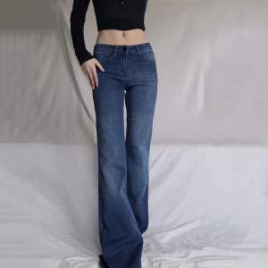 Säljer nu dessa lågmidjade lee jeans eftersom det är för små för mig. Lånade bilder. Använda men bra skick och de är uppsydda för  att passa på någon som är 165 cm. Går dock att ta ut styngnen och det ser ut precis som på bilden. Skriv om du undrar något!