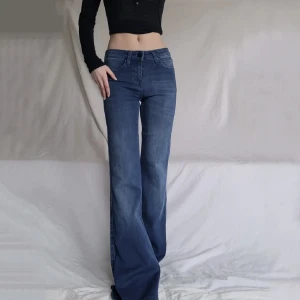 Lågmidjade jeans - Säljer nu dessa lågmidjade lee jeans eftersom det är för små för mig. Lånade bilder. Använda men bra skick och de är uppsydda för  att passa på någon som är 165 cm. Går dock att ta ut styngnen och det ser ut precis som på bilden. Skriv om du undrar något!