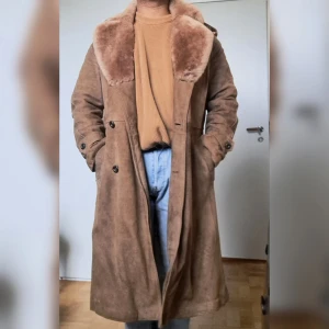 Vintage coat. - leather coat with plush lining, medium size .Brown color 