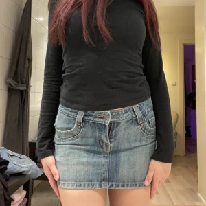 Jeanskjol - Fin jeanskjol men fina detaljer 💗midjemått 76cm, kjolens längd  30cm