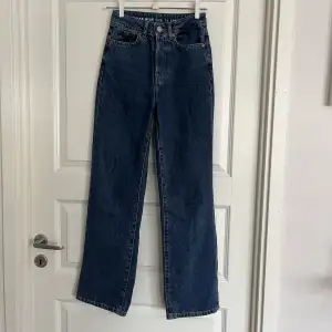 Ett par jeans i blå tvätt från bikbok. Jeansen är i regular wide med hög midja. Dom är i storlek 24 och längd 30 och endast använd ett fåtal gånger.