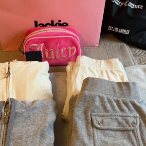 Juicy couture  - Säljer nu min gråa juicy set. I väldig bra skick, inga skador eller hål och har använts ett fåtal gånger. 💕