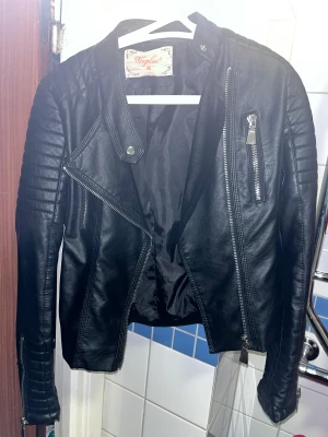 Skinnjacka  - Skinnjacka i storlek 36 (small), passar mer som en 34 (XS). Aldrig använd, i perfekt skick på utsidan och insidan. Pris kan diskuteras vid snabb affär 💕